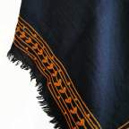 Mantón de lana con bordado cadeneta mostaza para traje de baturra
